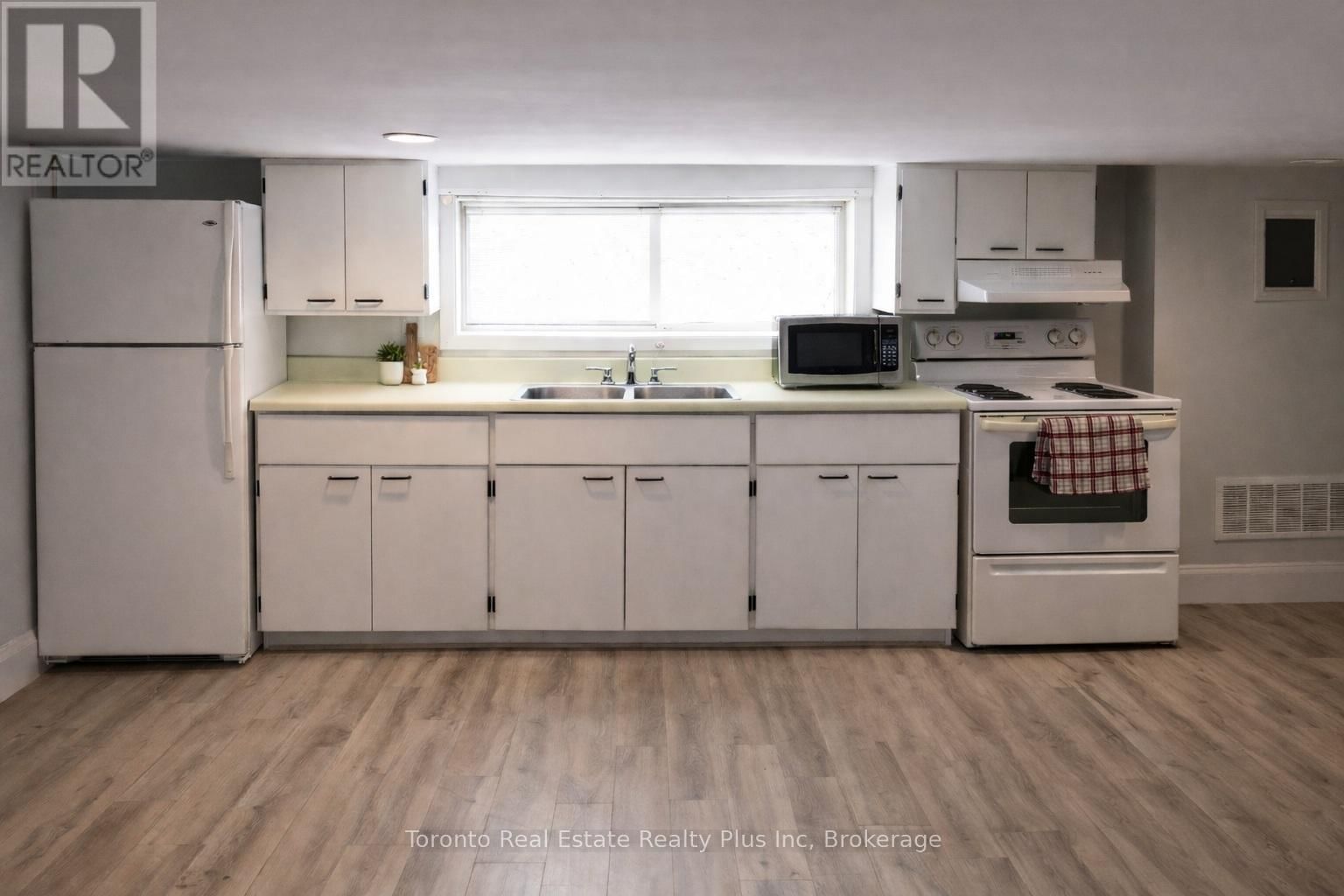 3 - 16 HURON ROAD Image 6