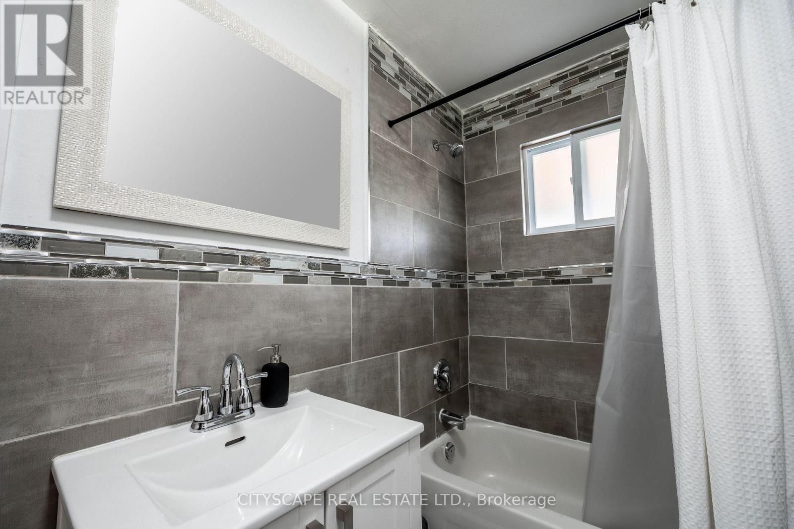 5073 KITCHENER STREET Image 18