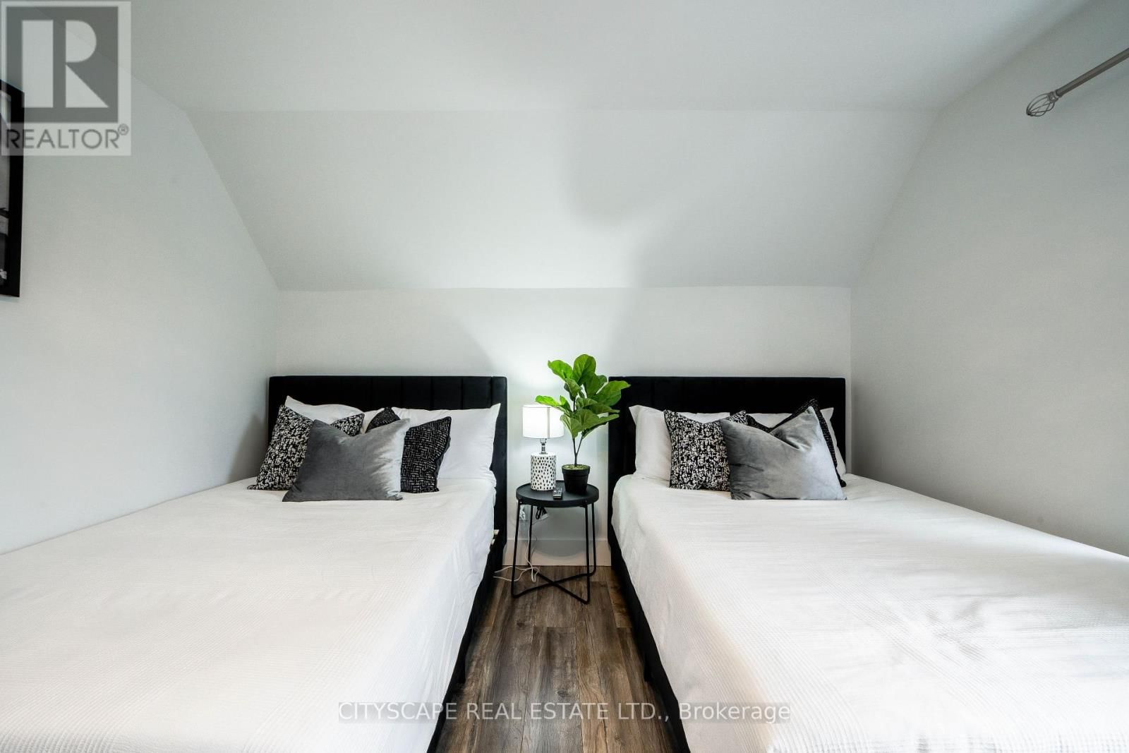 5073 KITCHENER STREET Image 20