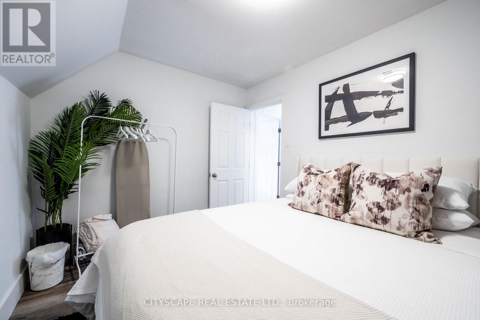 5073 KITCHENER STREET Image 27