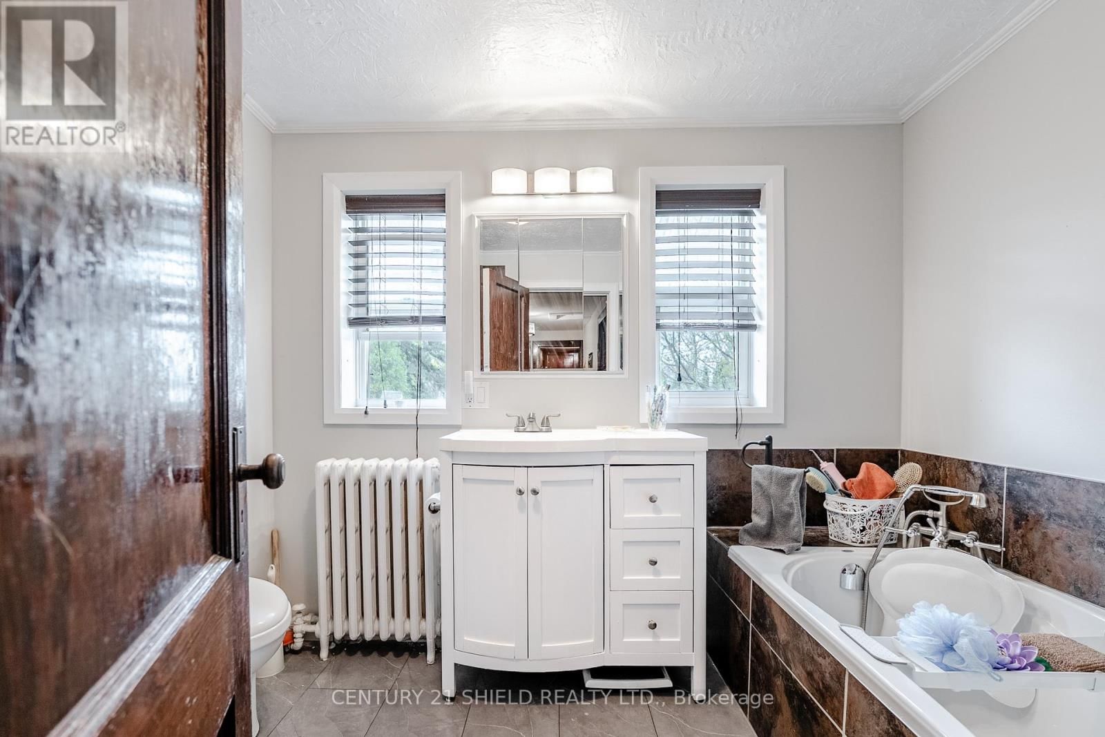 114 GLOUCESTER STREET NORTH Image 29