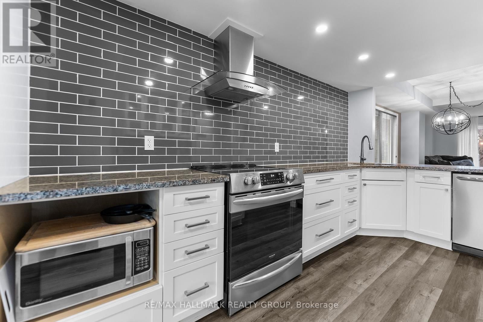 12 LAKEPOINTE DRIVE Image 11