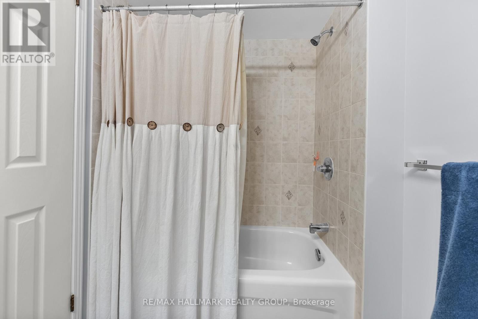 12 LAKEPOINTE DRIVE Image 34