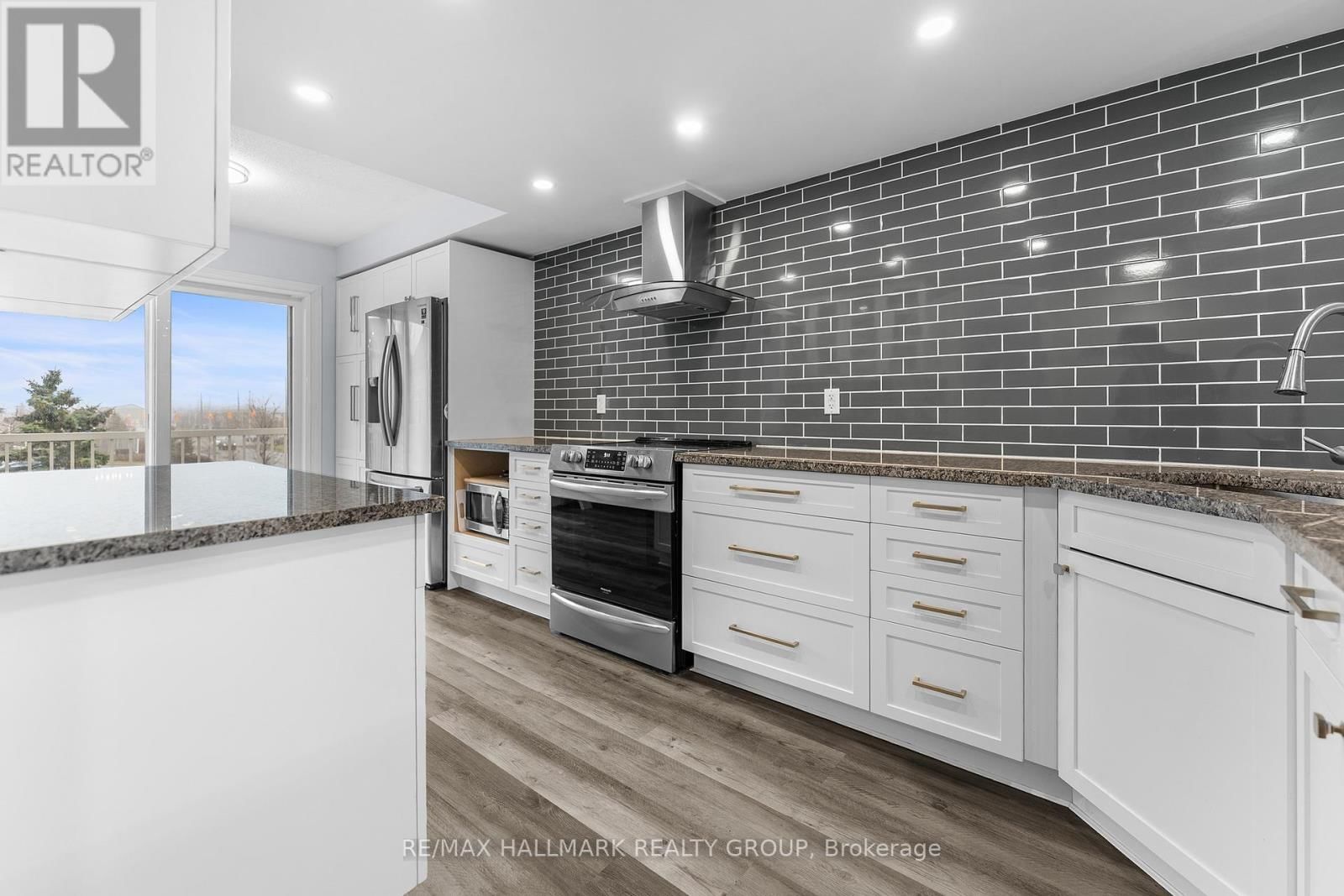 12 LAKEPOINTE DRIVE Image 4