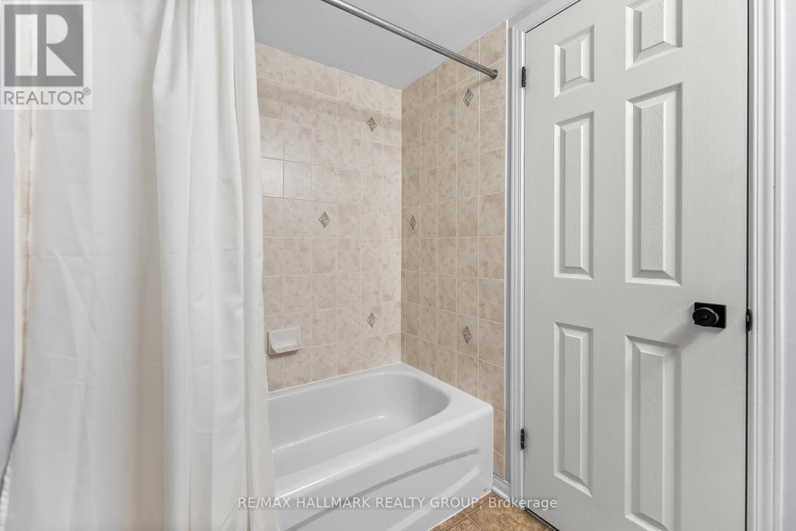 12 LAKEPOINTE DRIVE Image 40