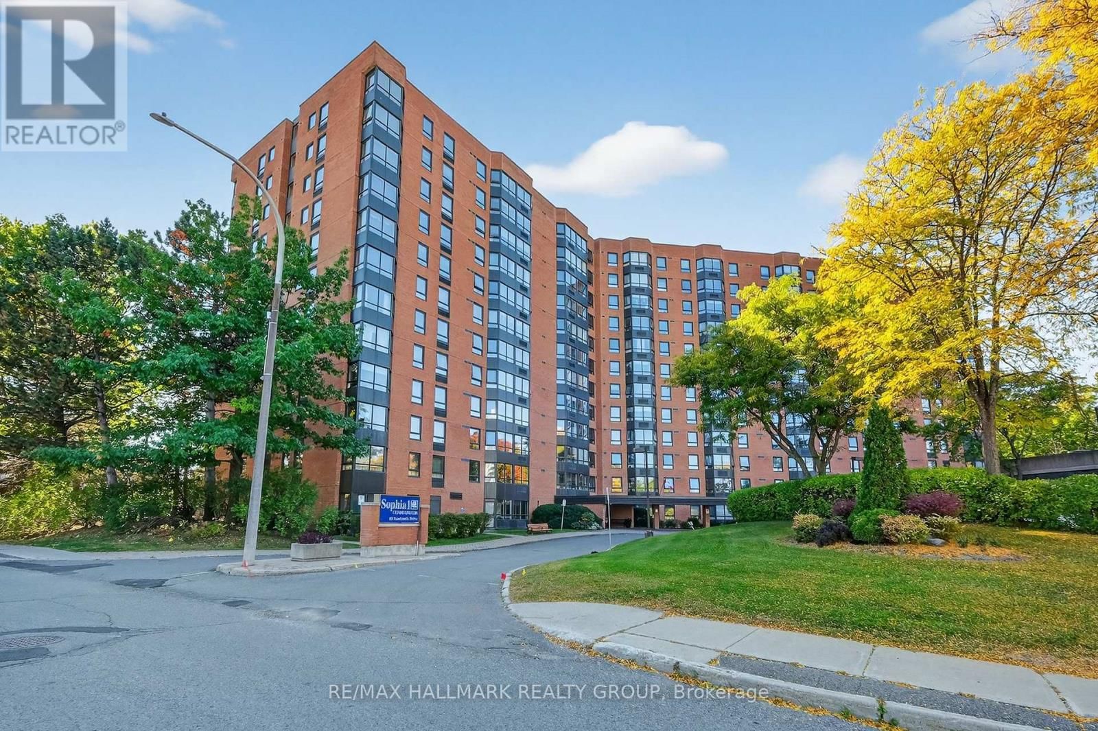 1207 - 80 SANDCASTLE DRIVE Image 1