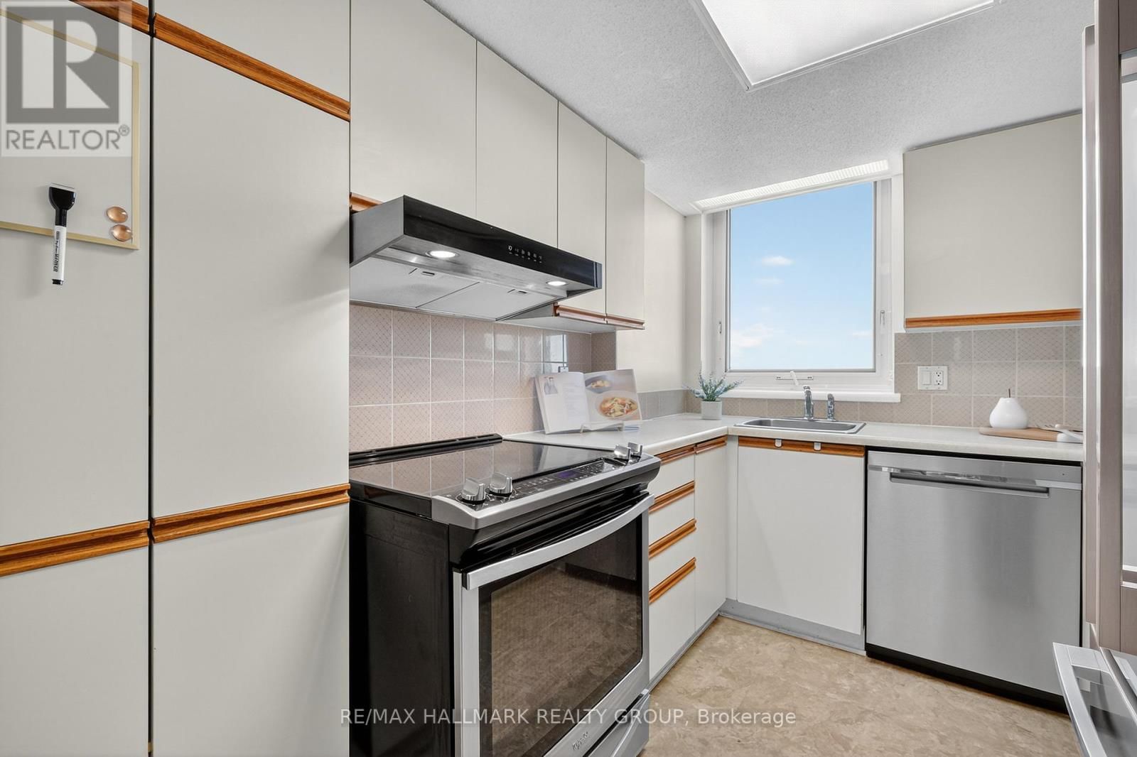 1207 - 80 SANDCASTLE DRIVE Image 16