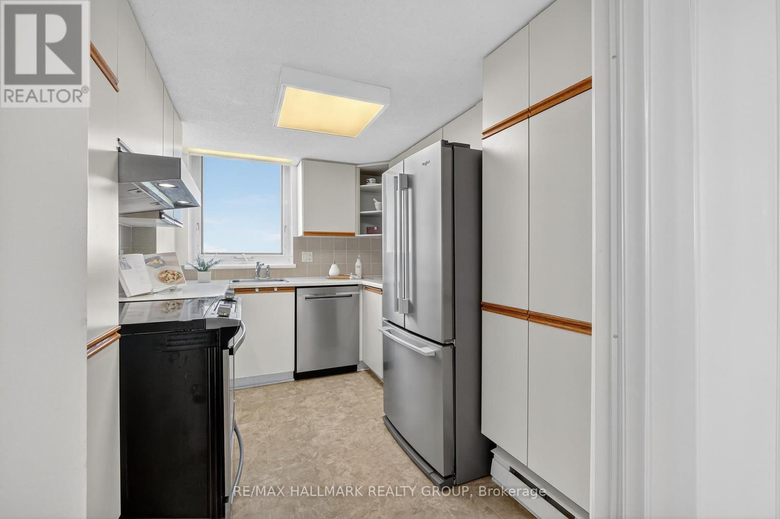 1207 - 80 SANDCASTLE DRIVE Image 17