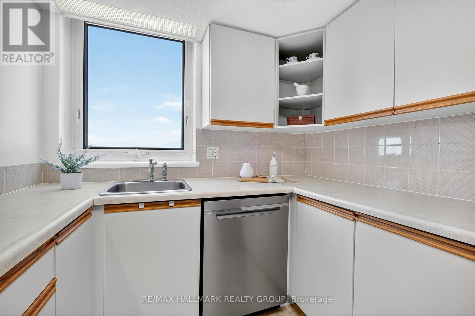 1207 - 80 SANDCASTLE DRIVE Image 18