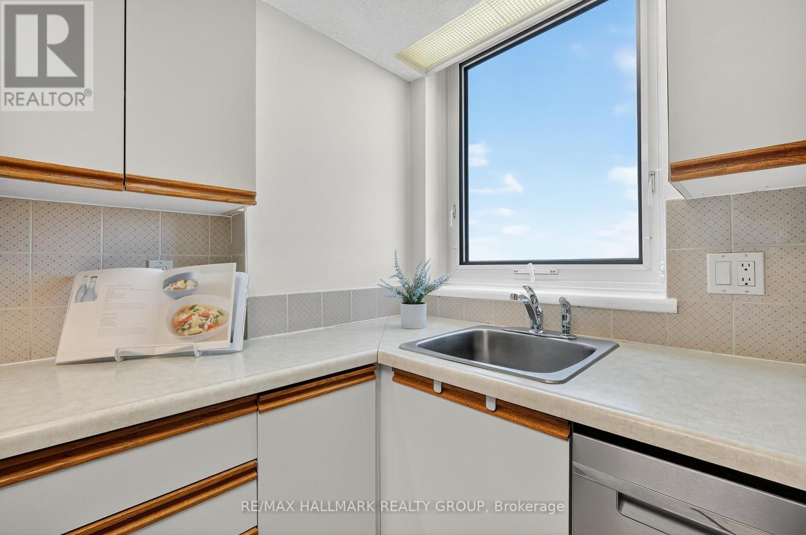 1207 - 80 SANDCASTLE DRIVE Image 19