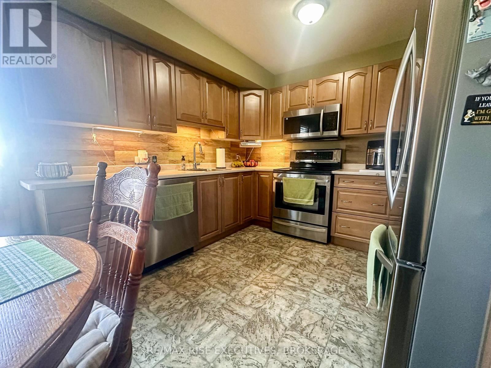 214 AMHERST DRIVE Image 25