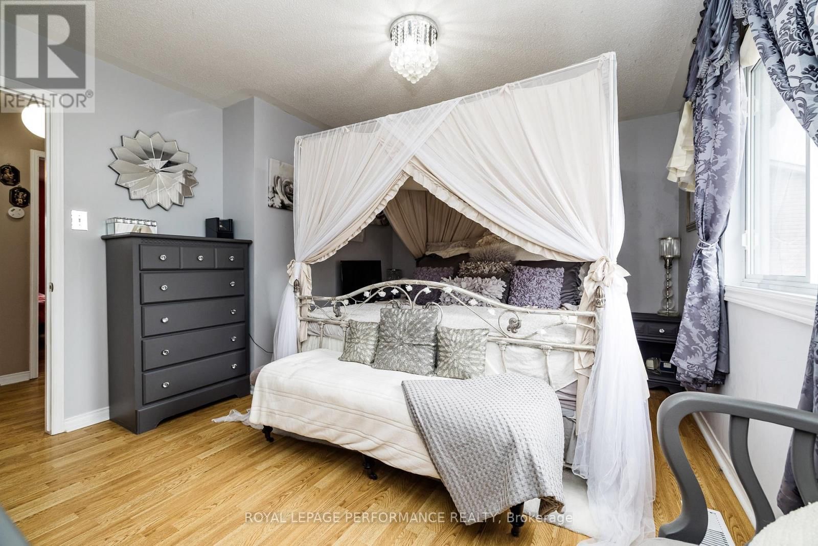 1893 HENNESSY CRESCENT Image 13