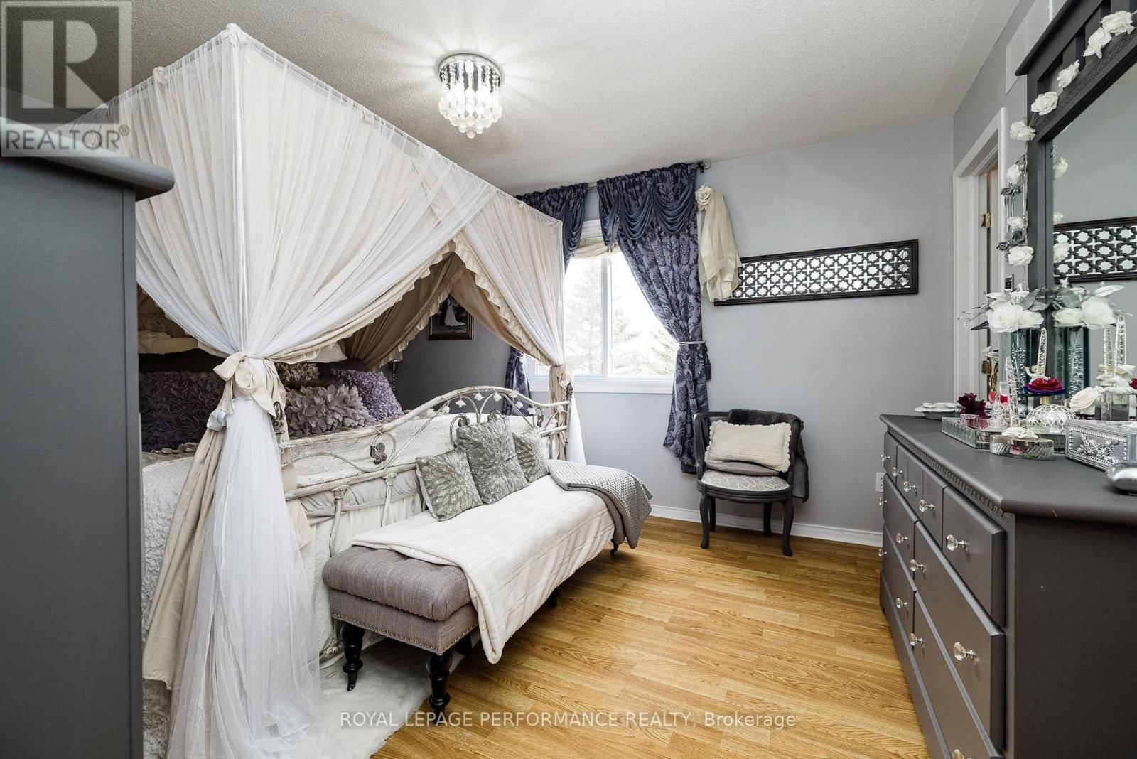 1893 HENNESSY CRESCENT Image 14