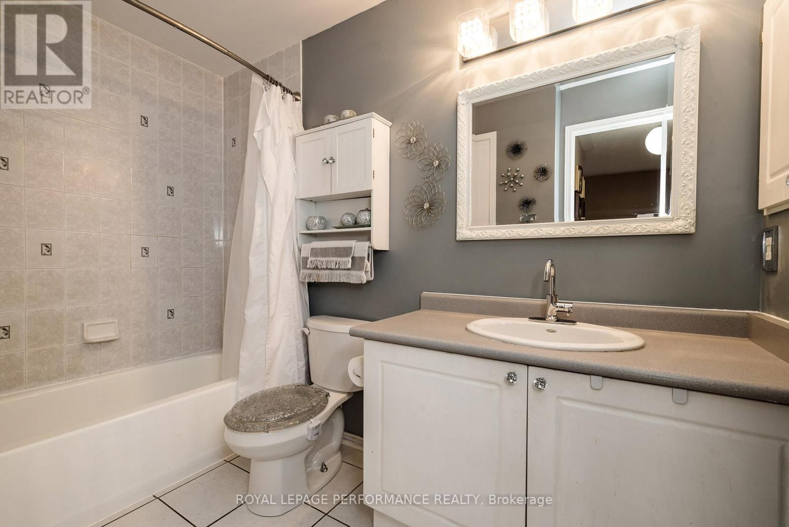 1893 HENNESSY CRESCENT Image 17