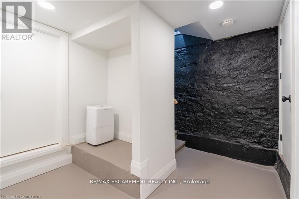 299 JAMES STREET NORTH Image 18