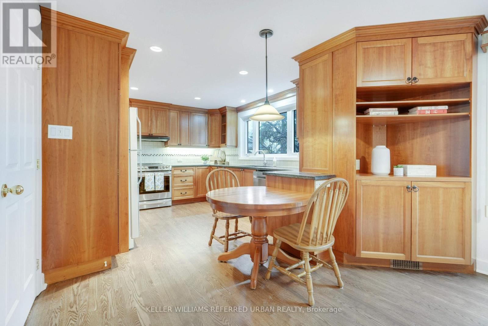 682 GLENHURST CRESCENT Image 13