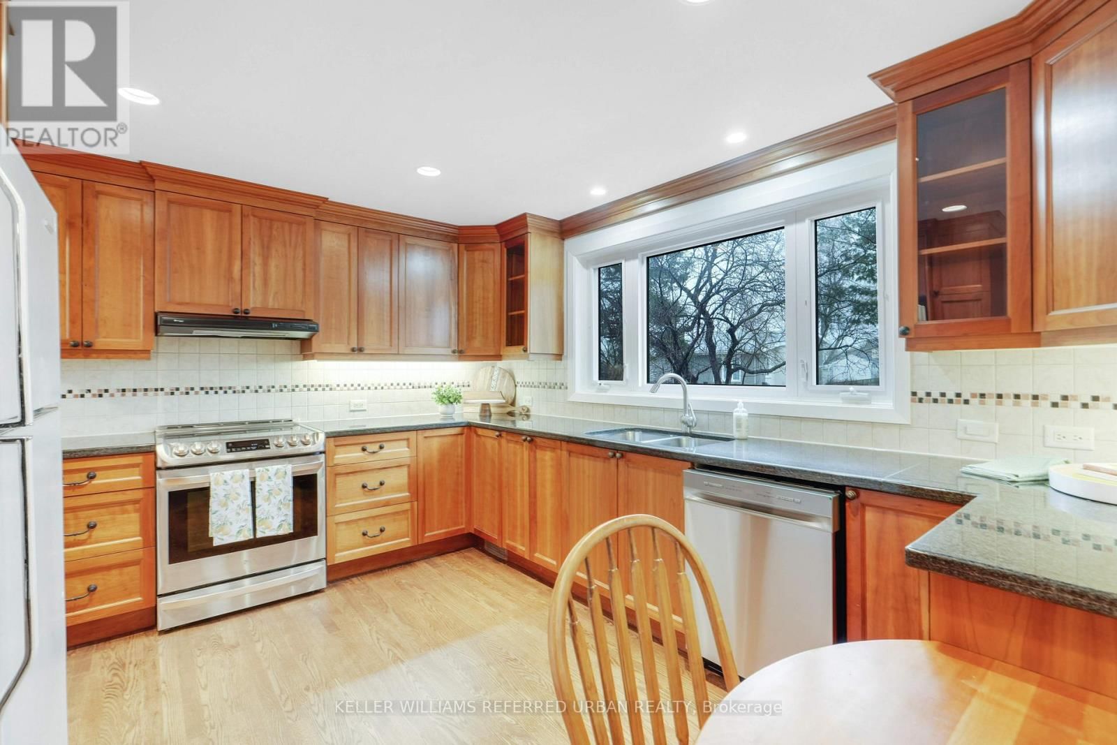 682 GLENHURST CRESCENT Image 14