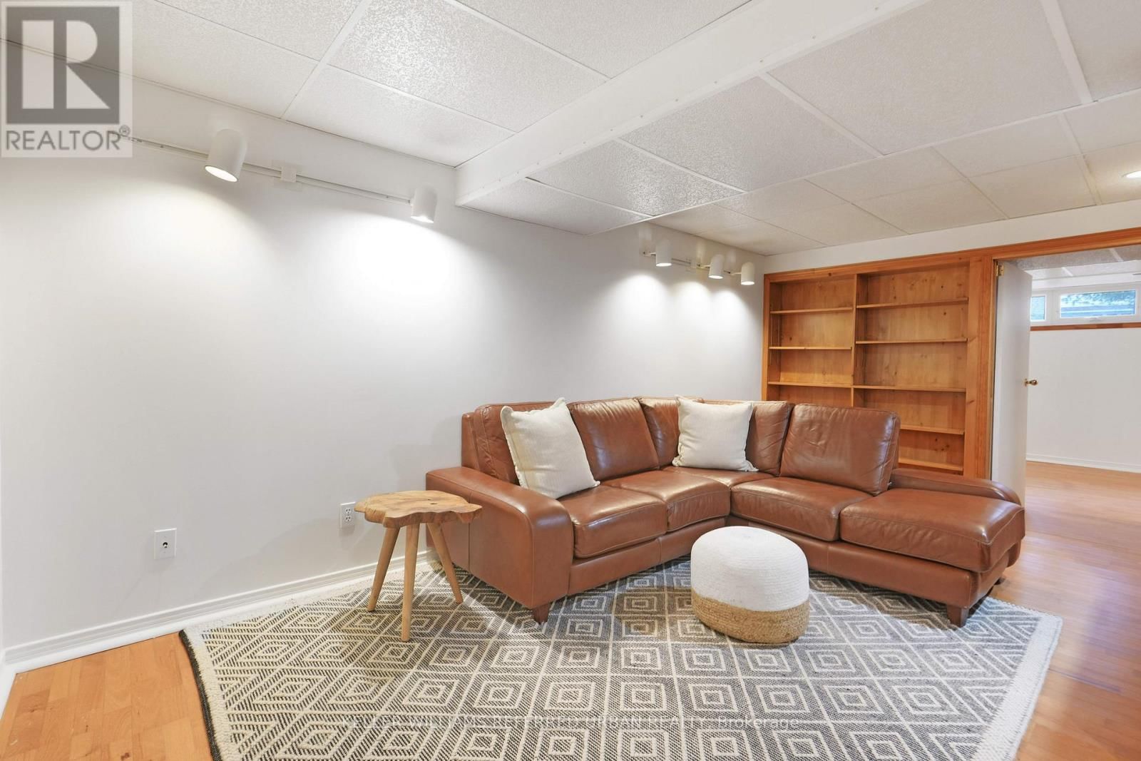 682 GLENHURST CRESCENT Image 25