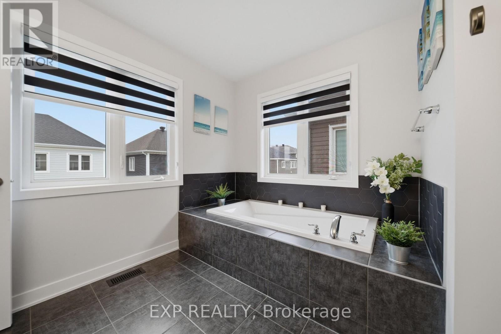 658 TERRIER CIRCLE Image 28