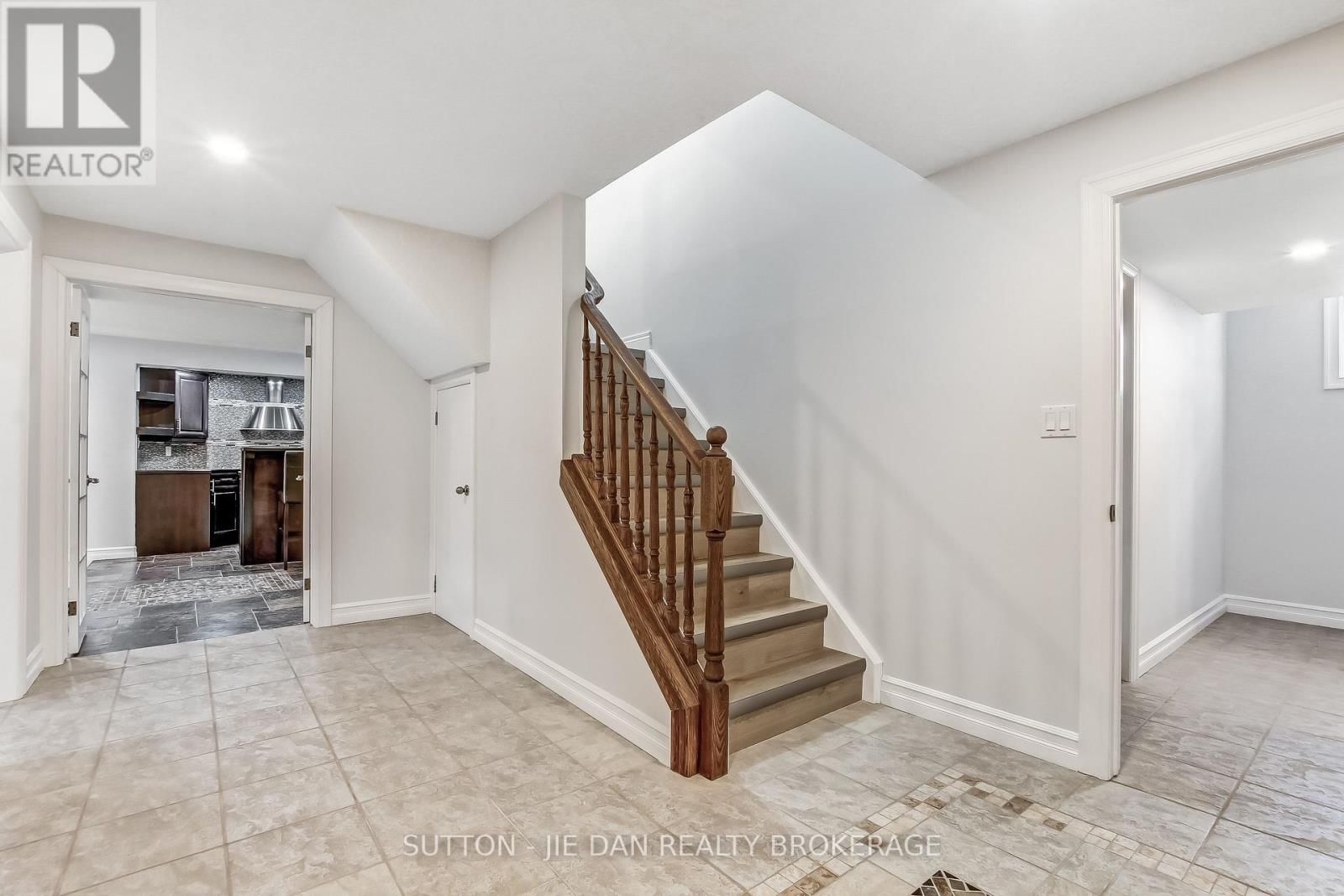 328 PLANE TREE DRIVE Image 22