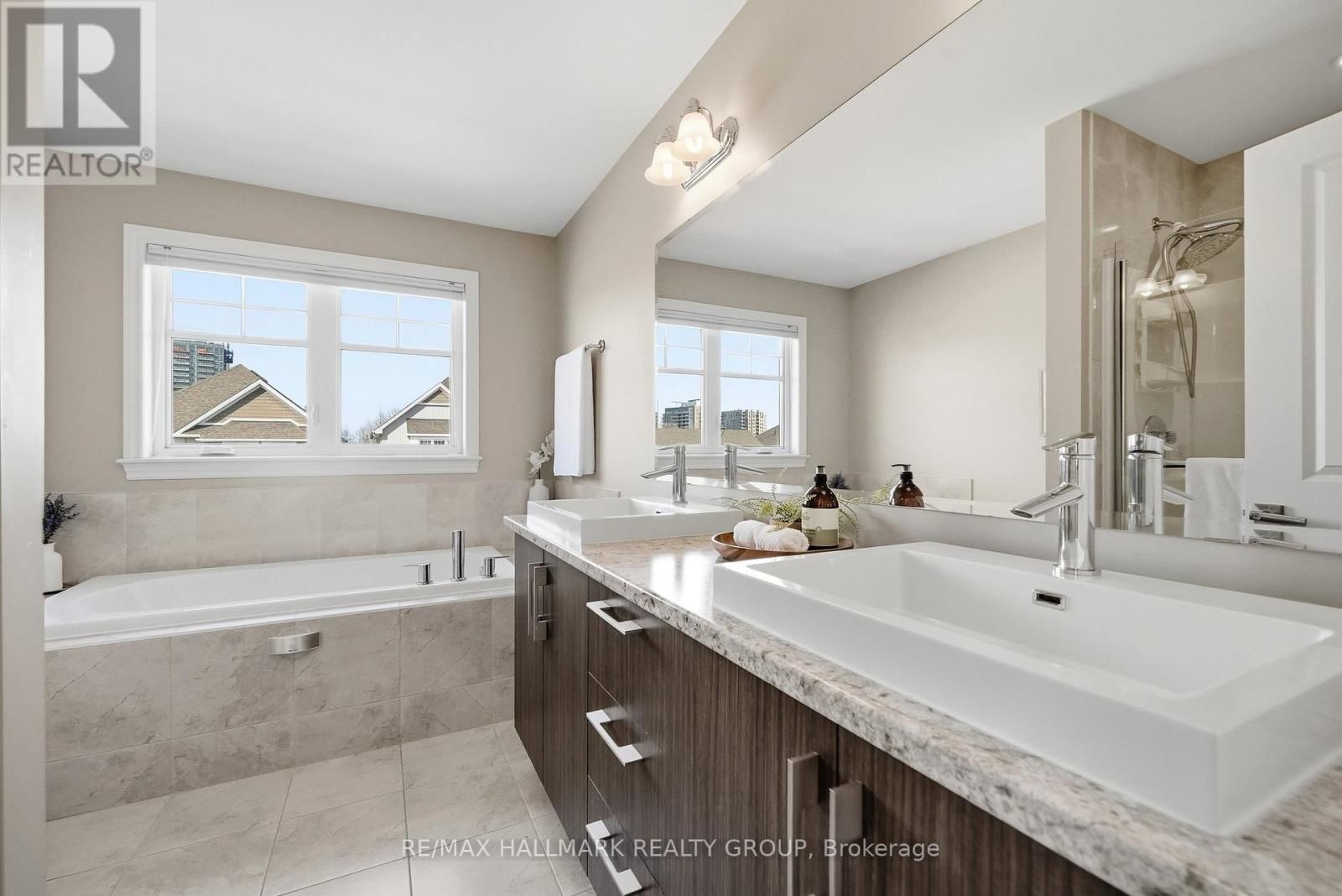 570 BAIE DES CASTORS STREET Image 16