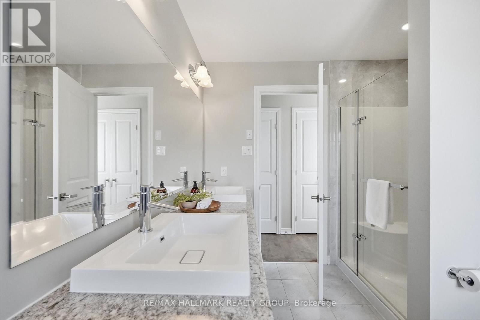 570 BAIE DES CASTORS STREET Image 17