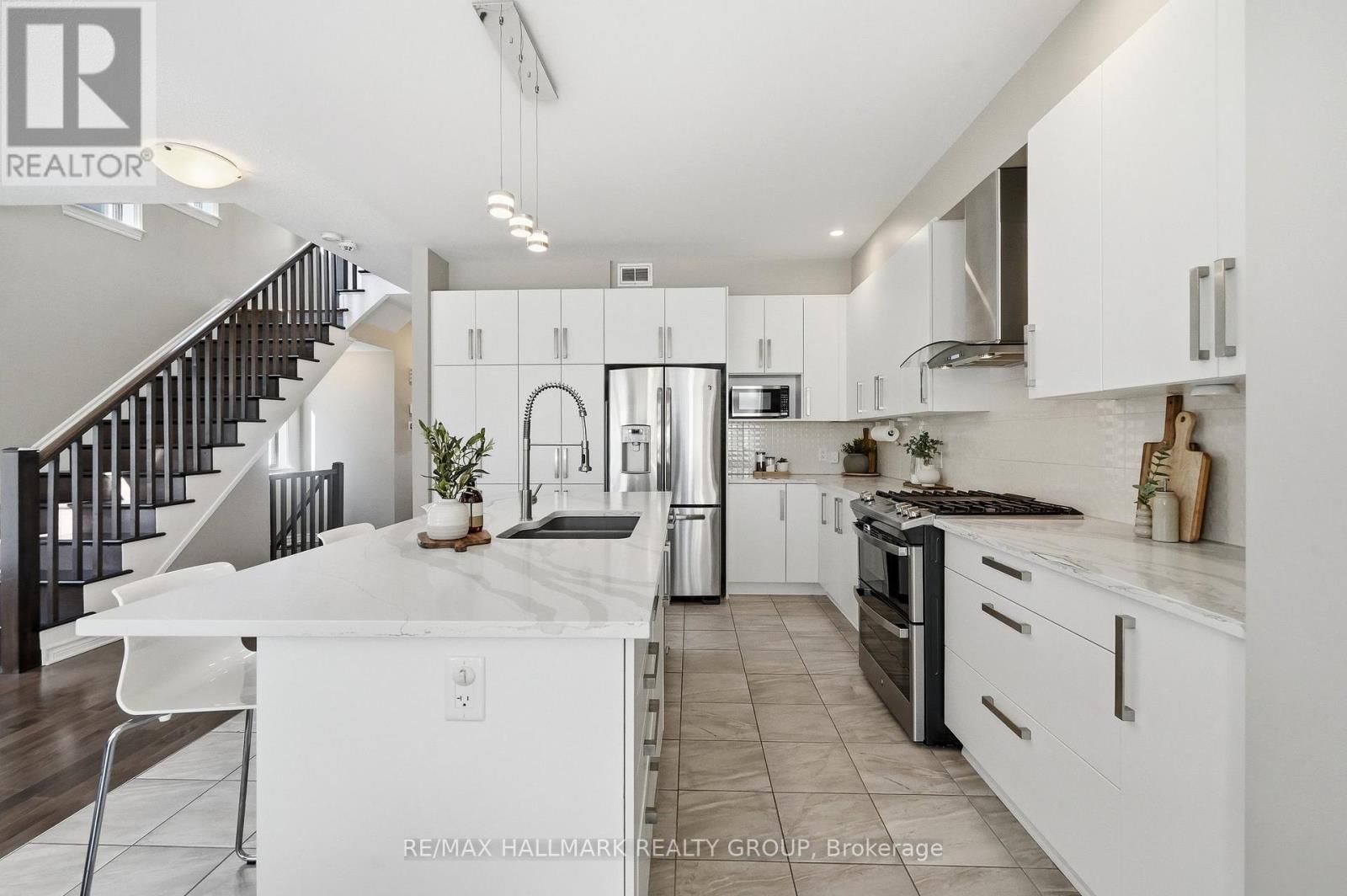 570 BAIE DES CASTORS STREET Image 3