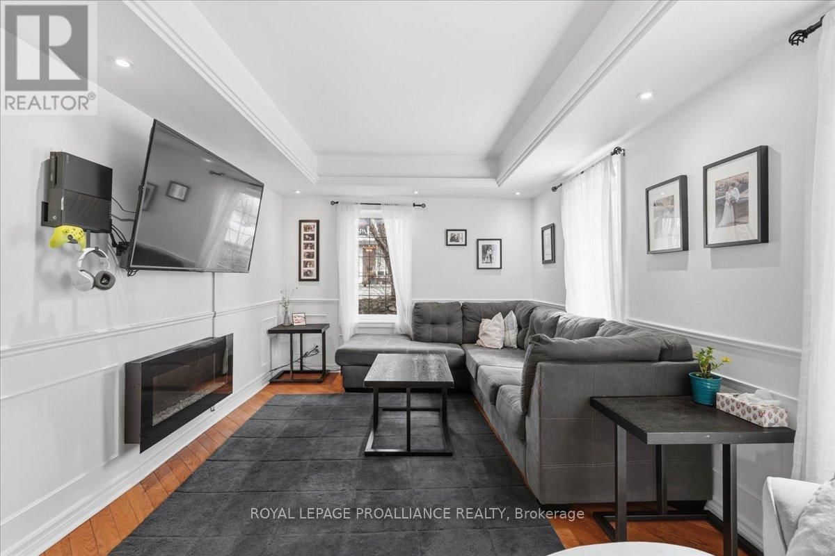 209 DUNDAS STREET EAST Image 12