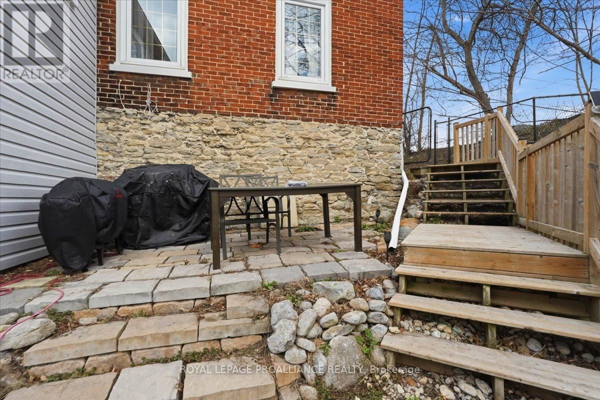 209 DUNDAS STREET EAST Image 27