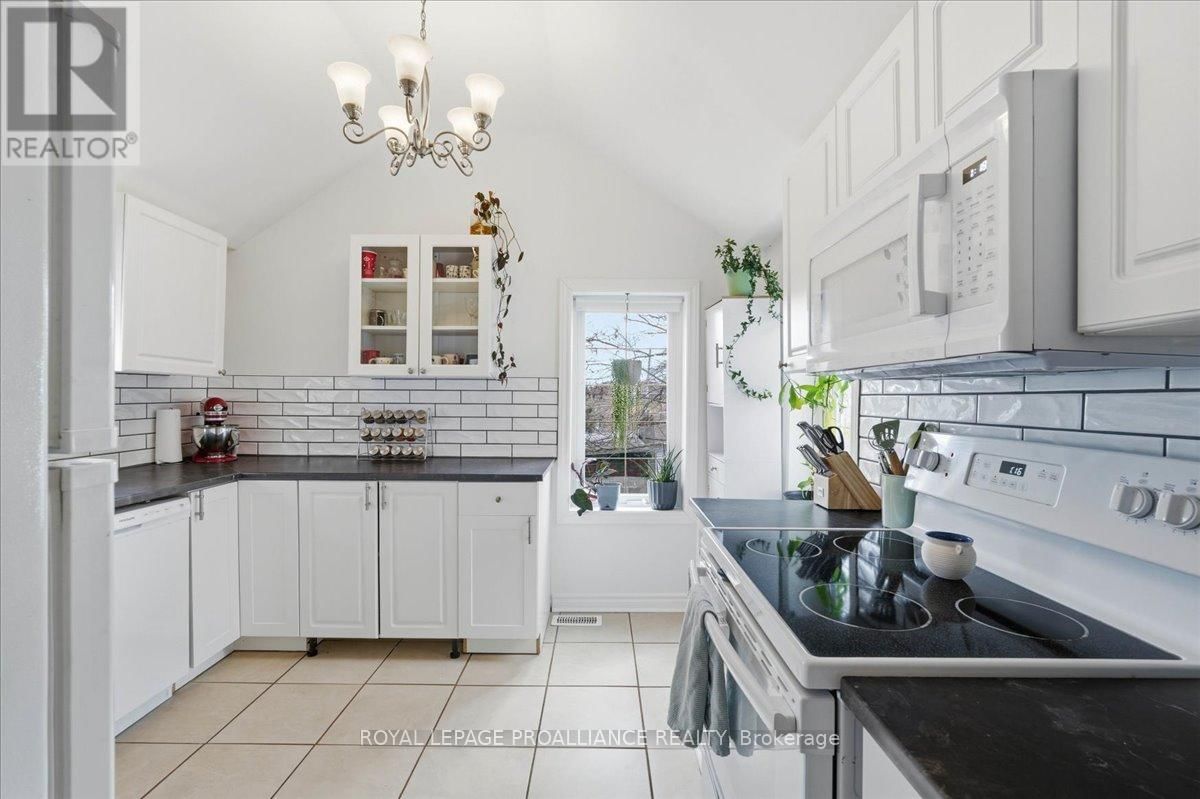 209 DUNDAS STREET EAST Image 6