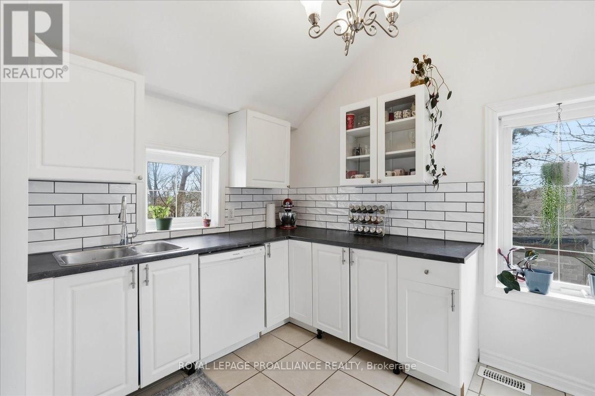 209 DUNDAS STREET EAST Image 7