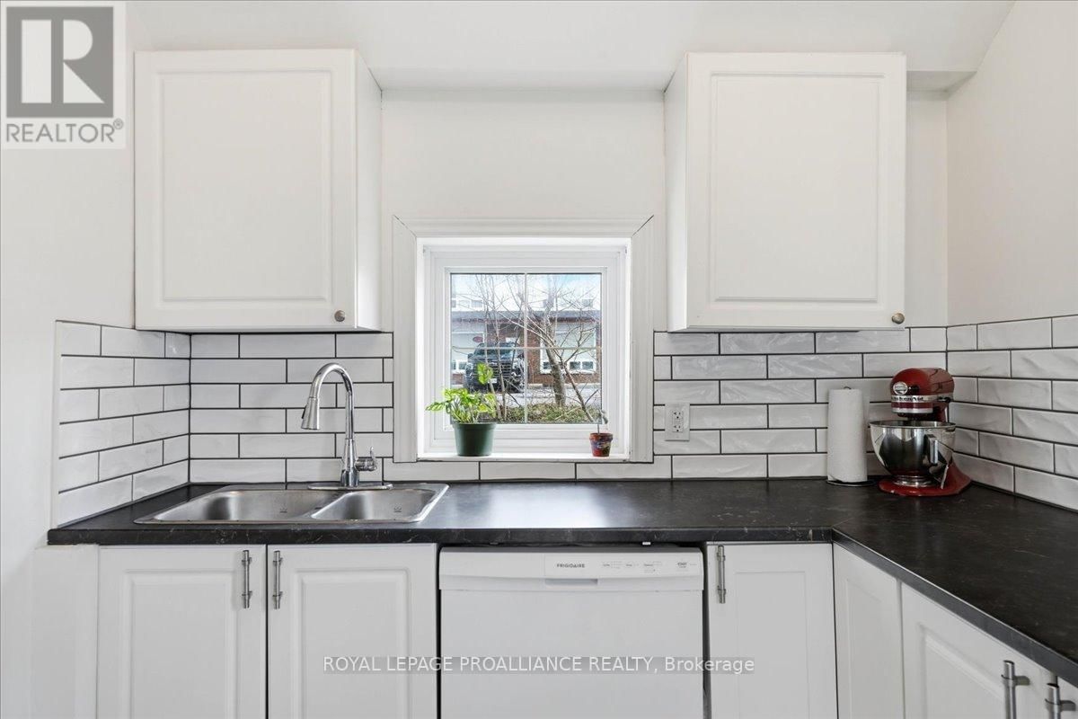 209 DUNDAS STREET EAST Image 8