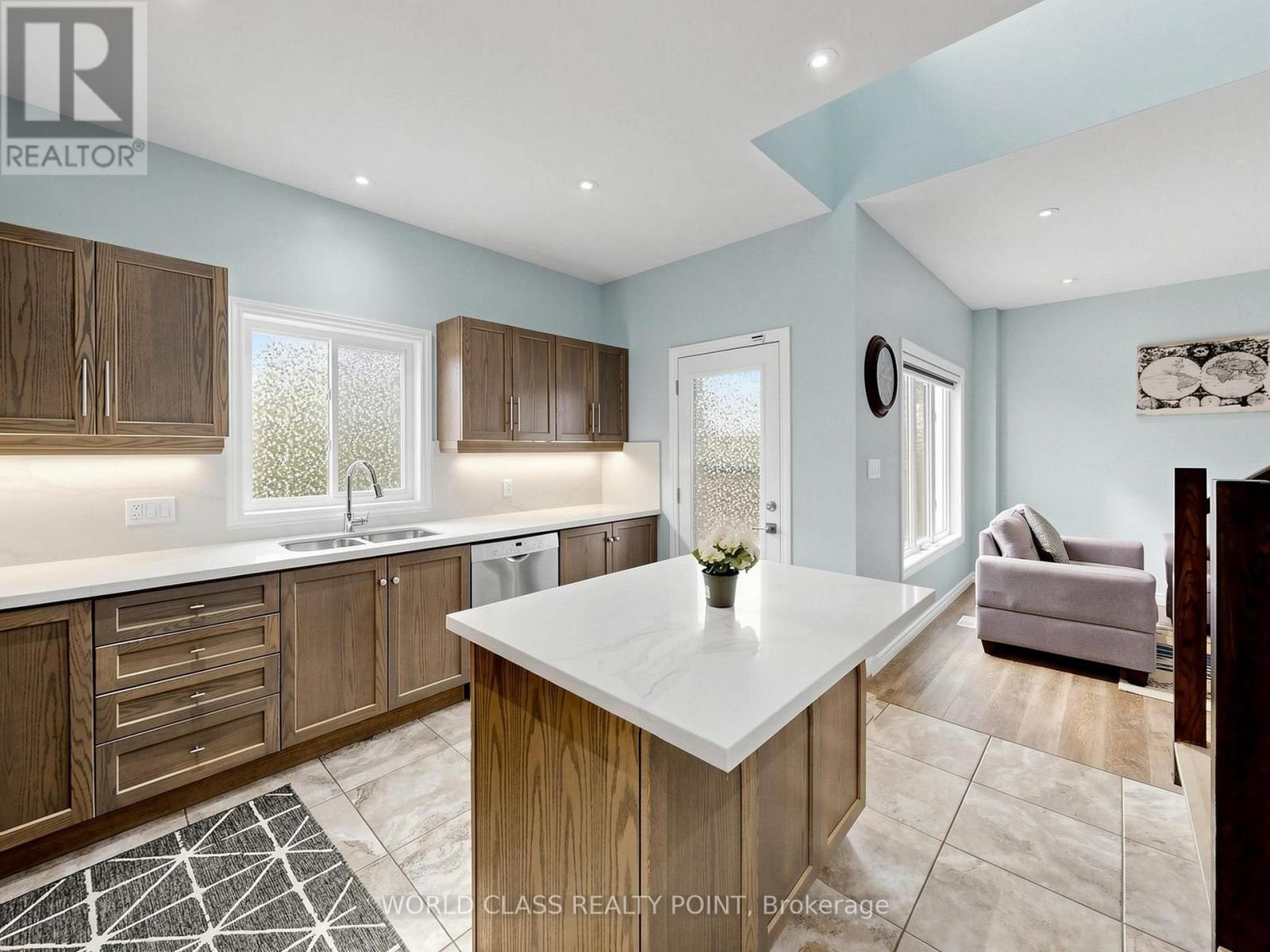 371 FINORO CRESCENT Image 19