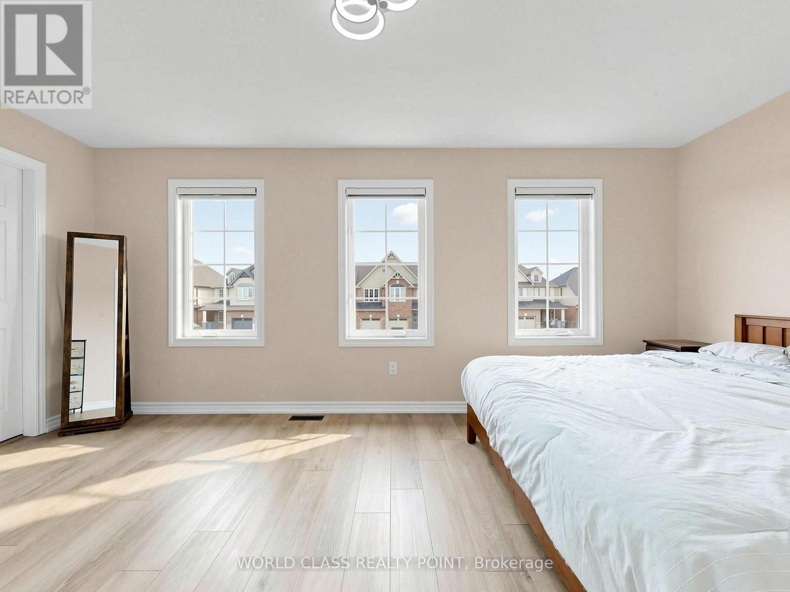 371 FINORO CRESCENT Image 27