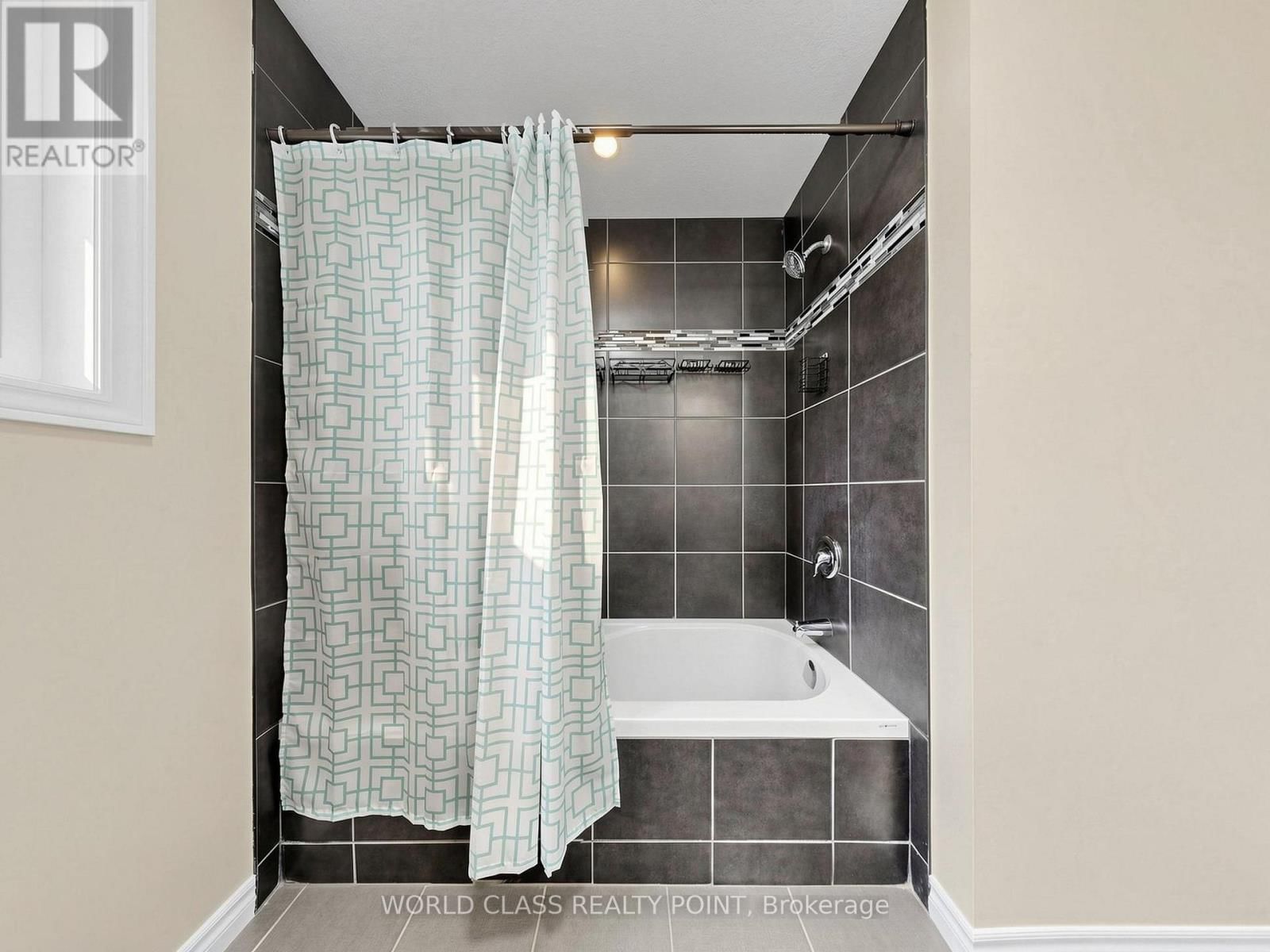 371 FINORO CRESCENT Image 35