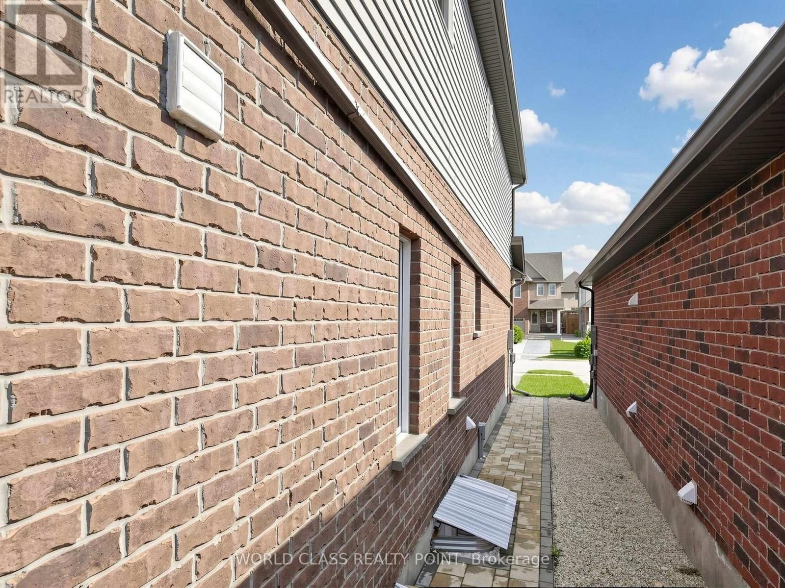 371 FINORO CRESCENT Image 47