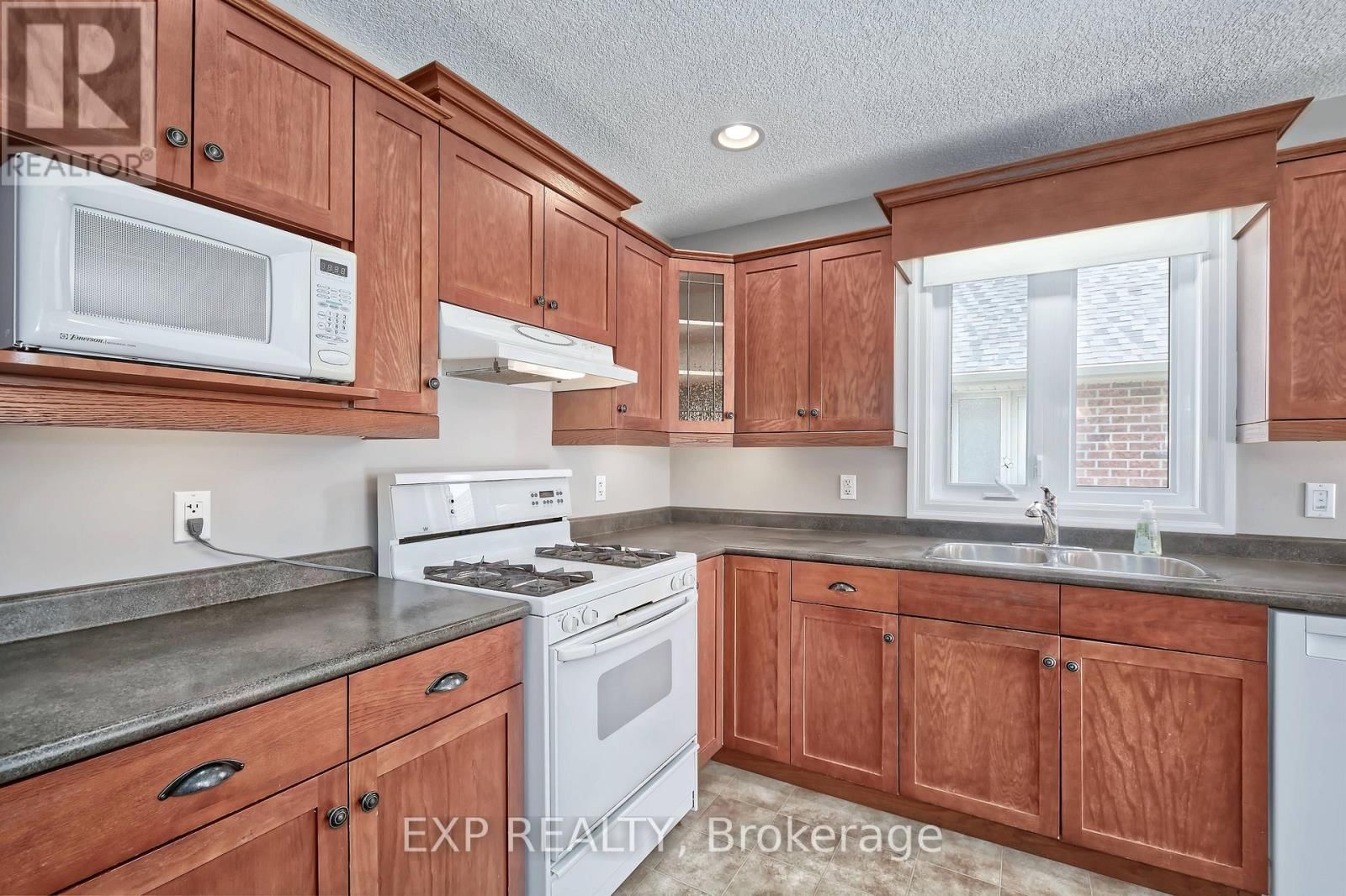 54 TREADWELL STREET Image 15