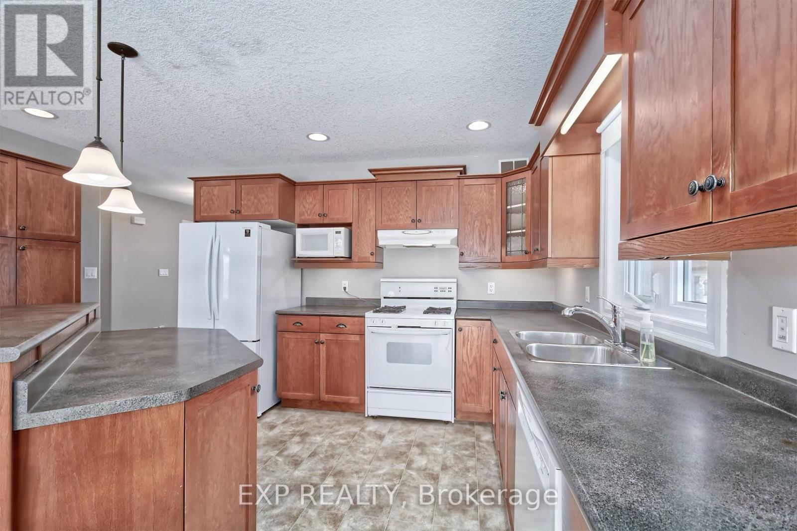 54 TREADWELL STREET Image 16