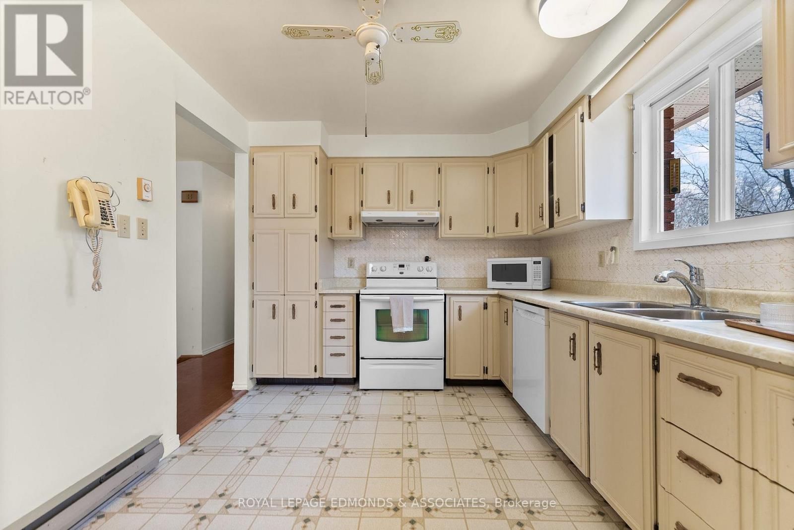 35 HARRIS CRESCENT Image 12