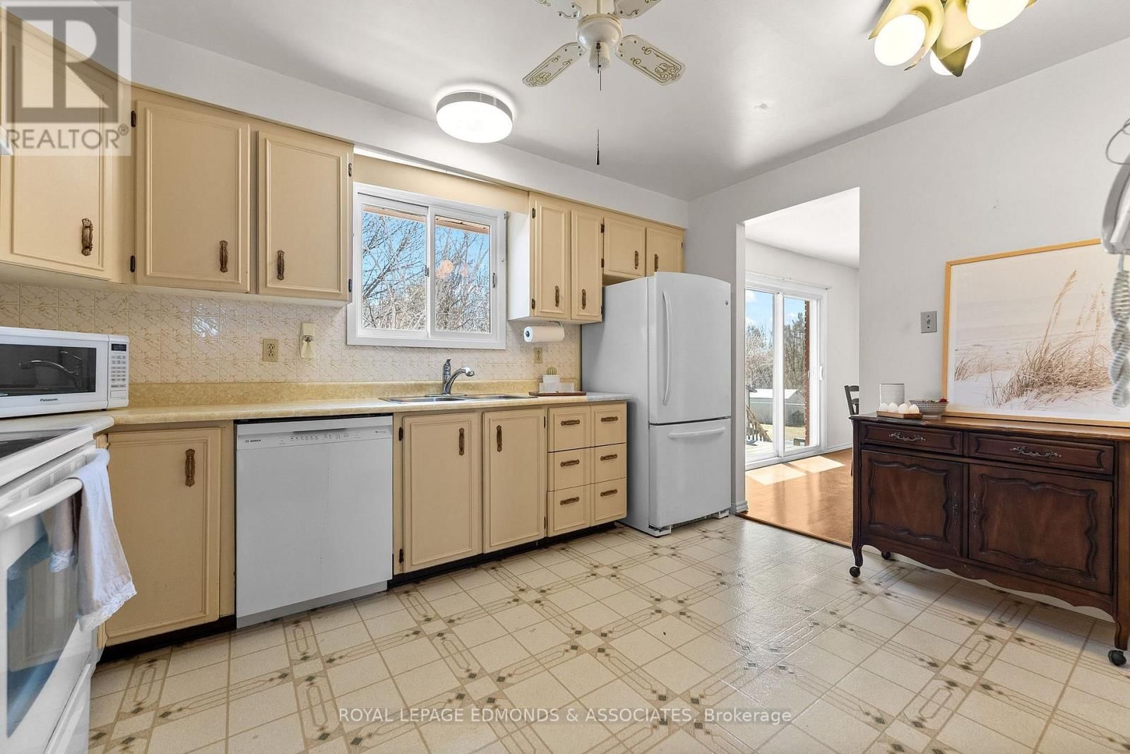 35 HARRIS CRESCENT Image 13