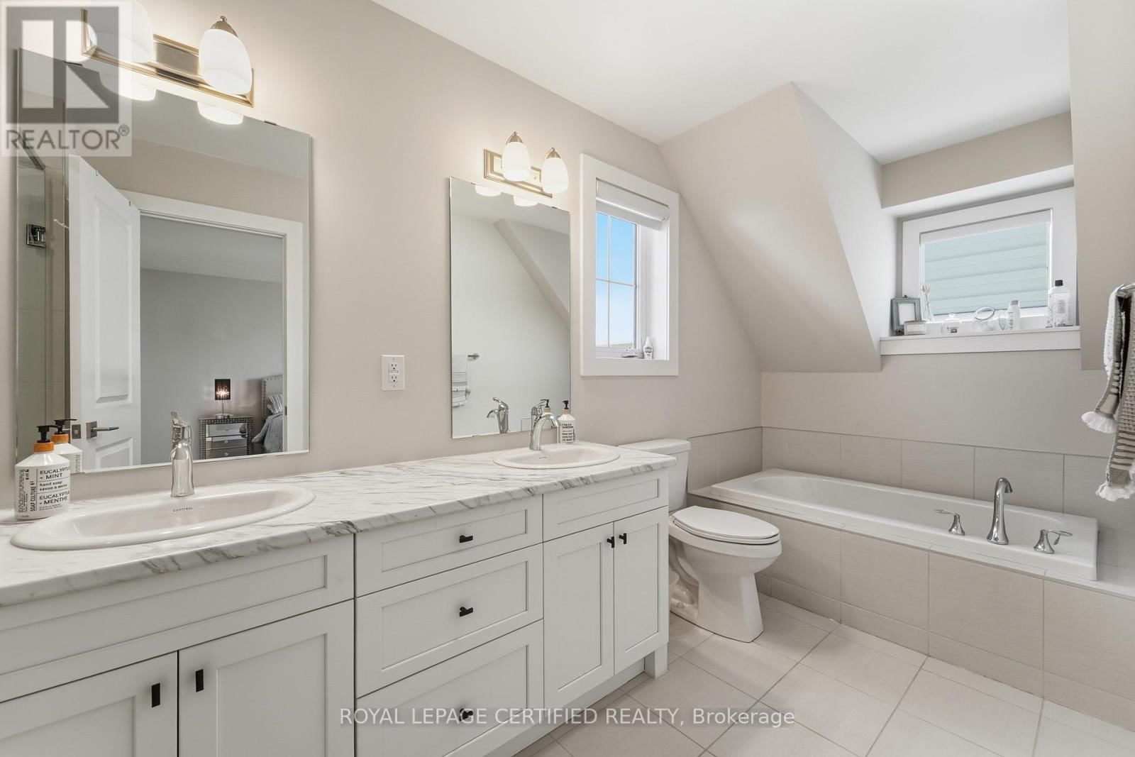 146 SYCAMORE STREET Image 12