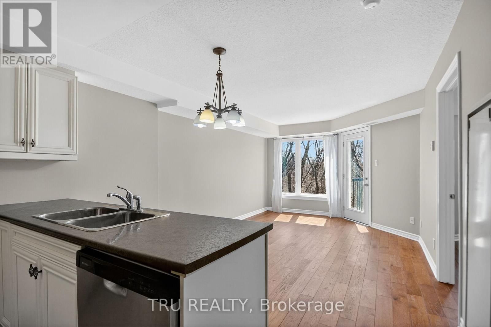 113 - 398 VAN BUREN STREET Image 8