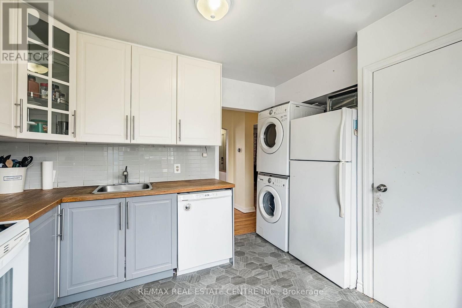 40 ELLIS CRESCENT NORTH Image 15