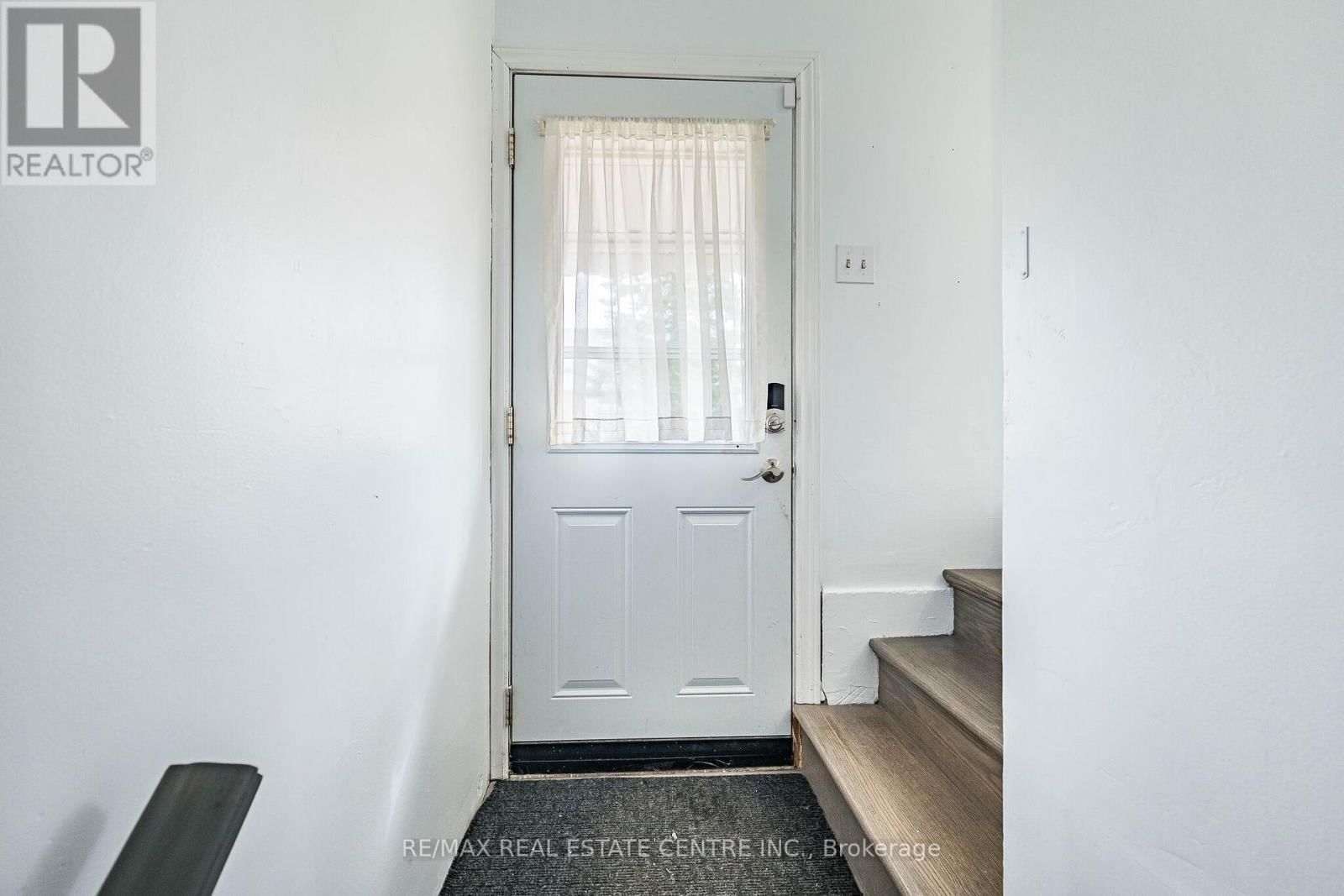 40 ELLIS CRESCENT NORTH Image 24