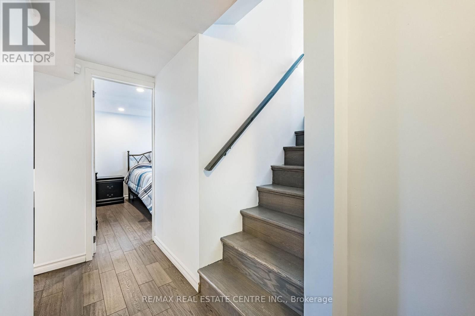 40 ELLIS CRESCENT NORTH Image 25