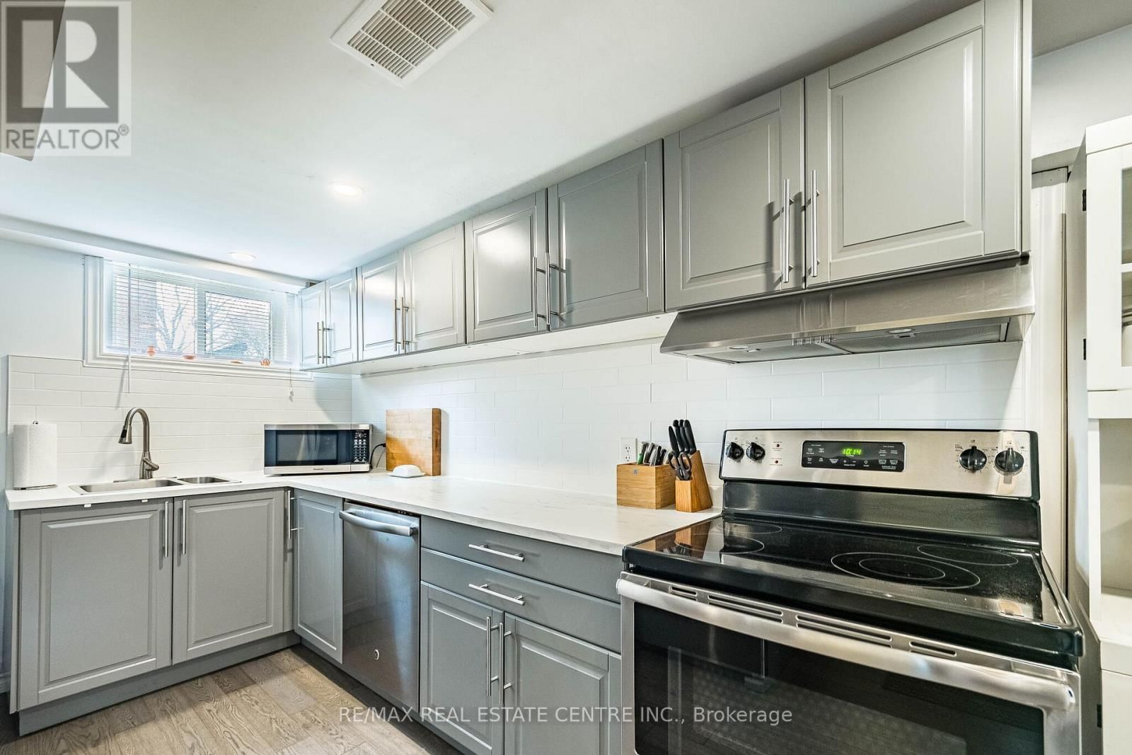 40 ELLIS CRESCENT NORTH Image 31