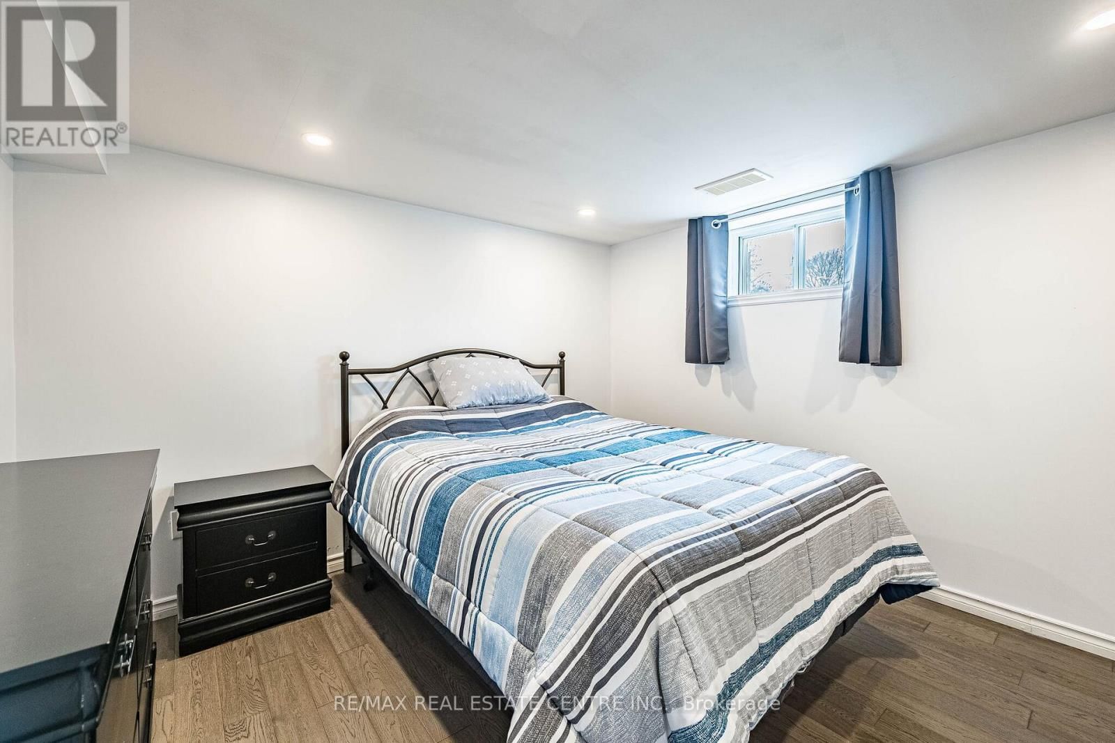 40 ELLIS CRESCENT NORTH Image 38