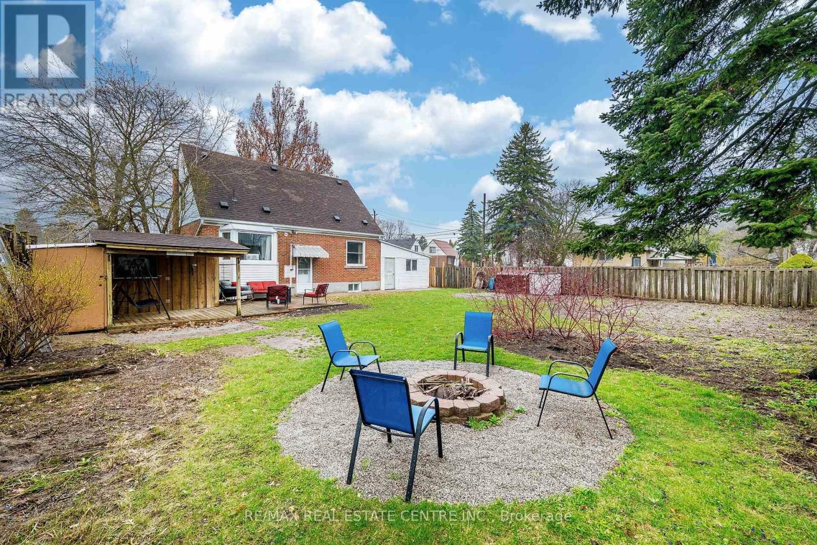 40 ELLIS CRESCENT NORTH Image 44