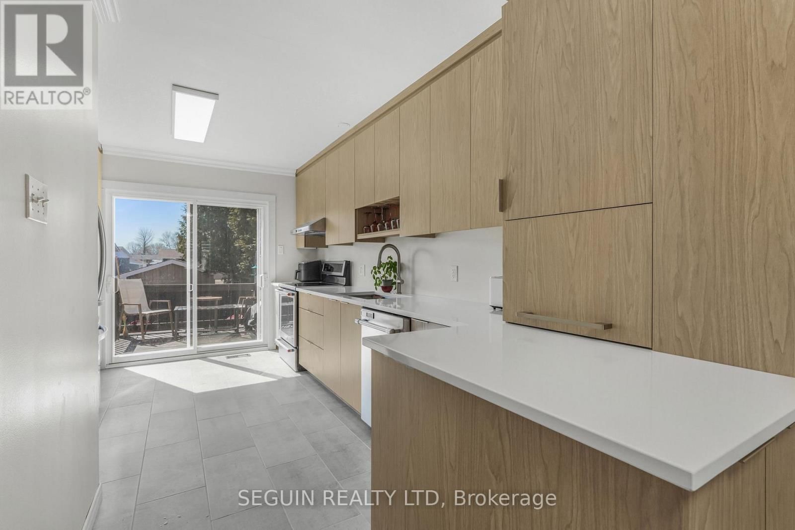 77 RICHARD STREET Image 10