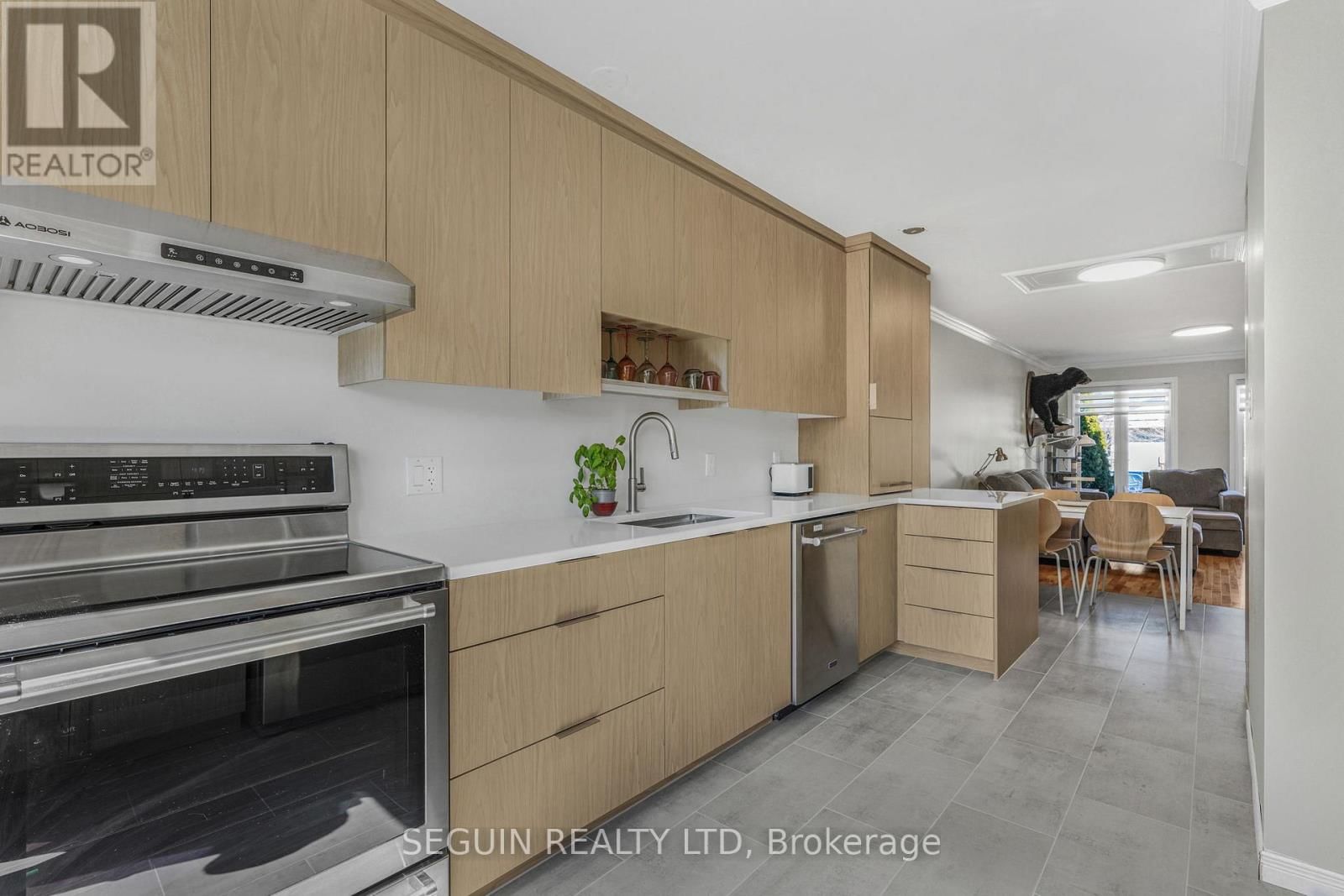 77 RICHARD STREET Image 11